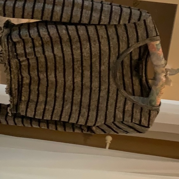 Super cute sweater elastic at waist worn once - Picture 1 of 3